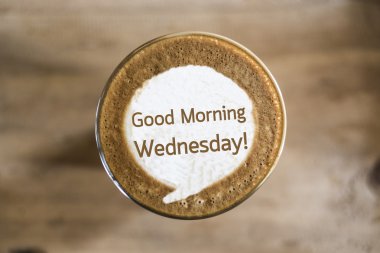 Günaydın Çarşamba günü kahve latte sanat kavramı