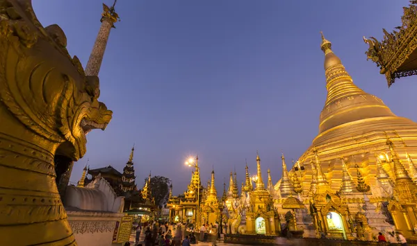 Shwedagon Pagoda Temple belo pôr do sol em Rangum, Mianmar ou B — Fotografia de Stock