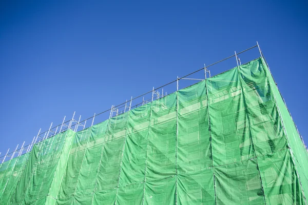 Groene doek dekking op het opbouwen van de bouwplaats — Zdjęcie stockowe