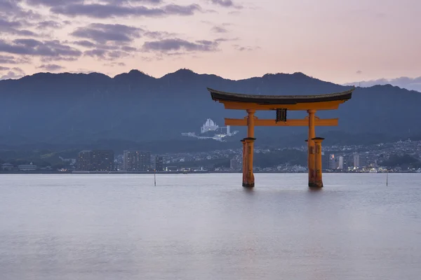 Itsukuşima tapınak miyajima ünlü evinde. Hiroşima. Japonya — Stok fotoğraf