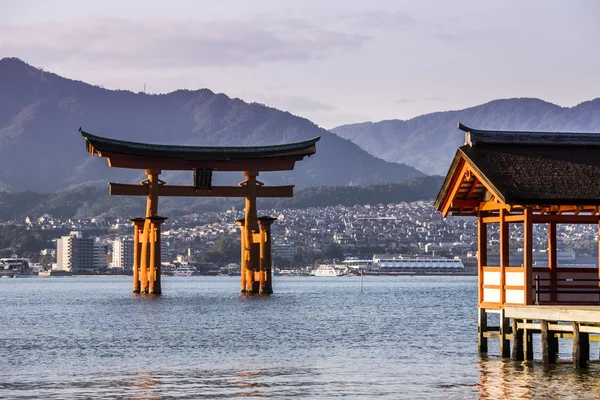 Przybytek Itsukushima znane miejsce w miyajima. Hiroshima. Japonia — Zdjęcie stockowe