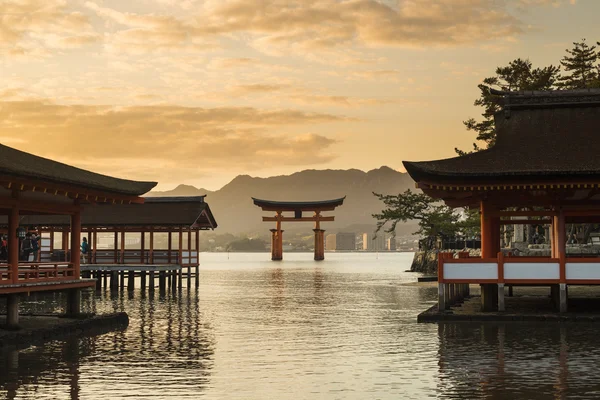 Itsukushima Santuario famoso lugar en Miyajima. Hiroshima. Japón — Foto de Stock