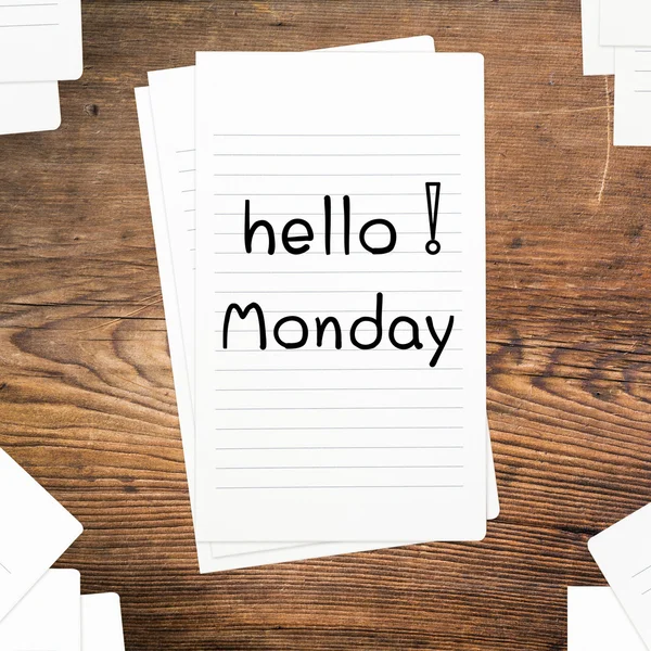 Hola lunes en escritorio de mesa de papel y madera —  Fotos de Stock