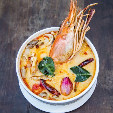 Tay baharatlı çorba. Tom yum koong Tayland baharatlı yemekleri.