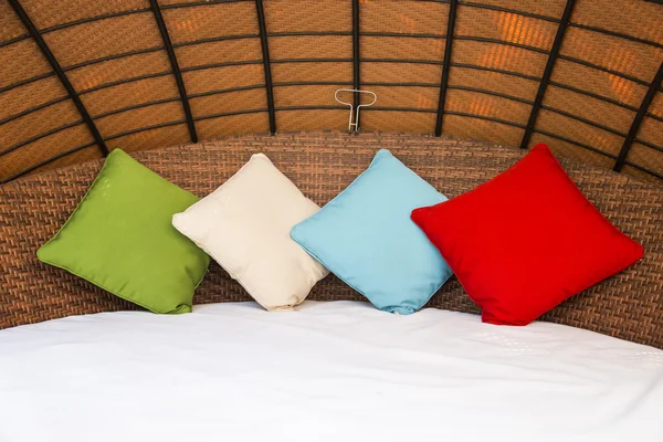 Kleurrijke kussen op hotelbed met ruimte voor tekst — Stockfoto
