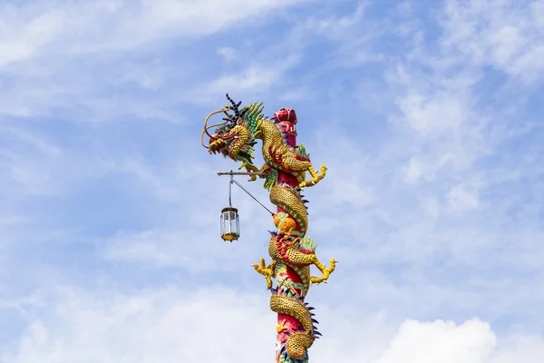 Dragon chinois sur ciel bleu avec nuage — Photo