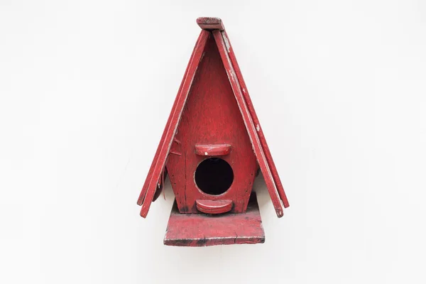 白い背景の上に木材製の鳥の巣 — ストック写真
