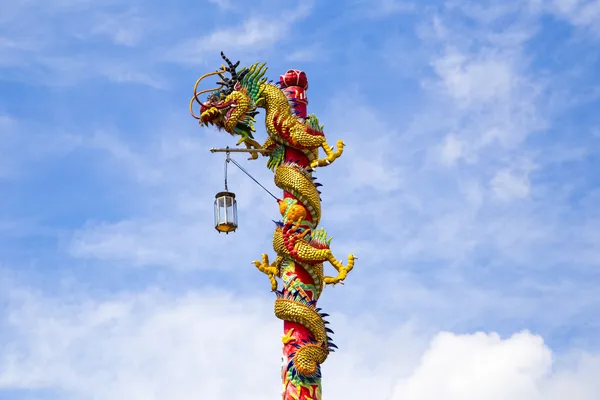 Chinesischer Drache am blauen Himmel mit Wolke — Stockfoto