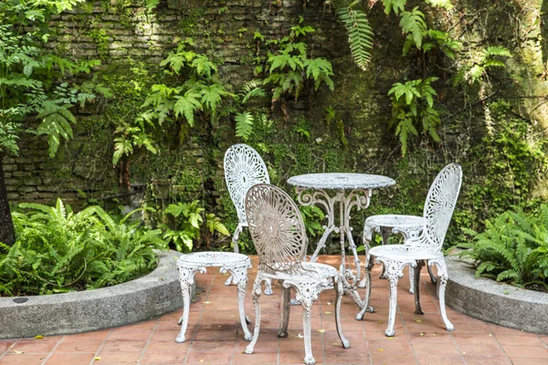 Witte vintage stoelen in de tuin — Stockfoto