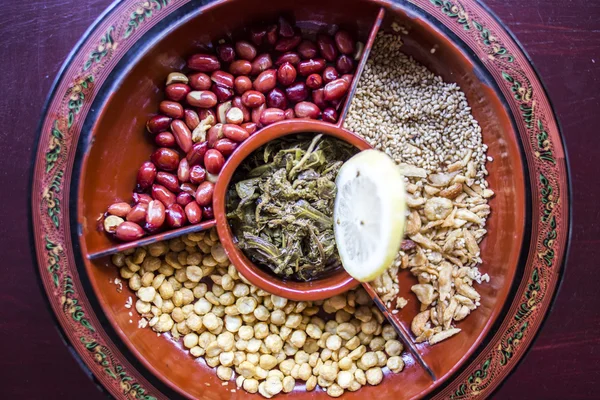 Een selectie van typische myanmar snacks: smakelijke en kruidig zaden, nu — Stockfoto