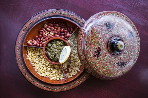 Una selezione di snack tipici birmani: semi saporiti e speziati, nu — Foto Stock