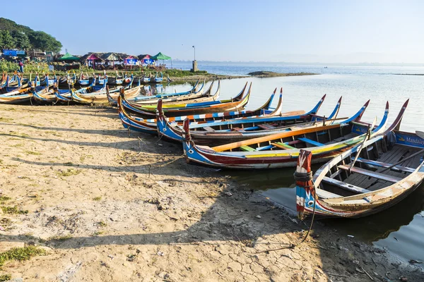 Barco de madera estilo Myanmar en el puente de Ubein. Mandalay. Myanmar — Foto de Stock