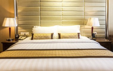 gece bir otel odasında yatak