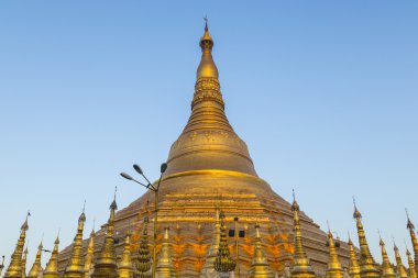 Mavi gökyüzü ile shwedagon pagoda. Yangon. Myanmar ya da burma.