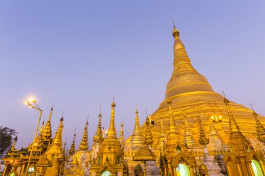 Mavi gökyüzü ile shwedagon pagoda. Yangon. Myanmar ya da burma.