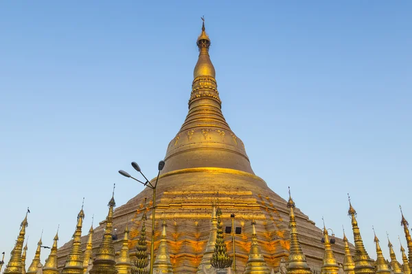 Shwedagon παγόδα με το γαλάζιο του ουρανού. Γιανγκόν. Μιανμάρ ή στη Βιρμανία. — Φωτογραφία Αρχείου