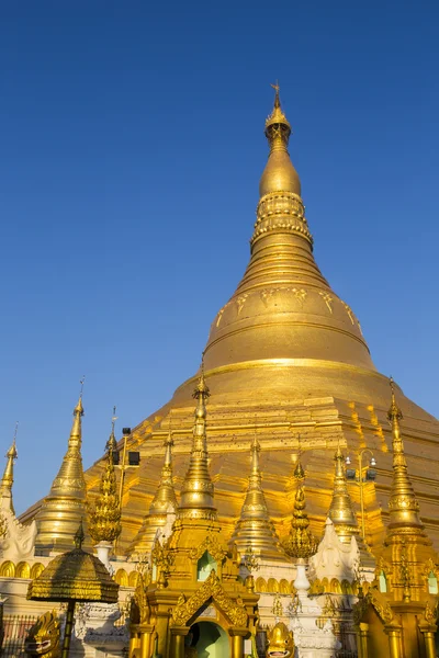 Shwedagon pagoda met blauwe hemel. Yangon. Myanmar of Birma. — Stockfoto