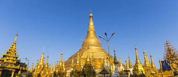 Panorama van shwedagon pagoda met blauwe hemel. Yangon. Myanmar of b — Stockfoto
