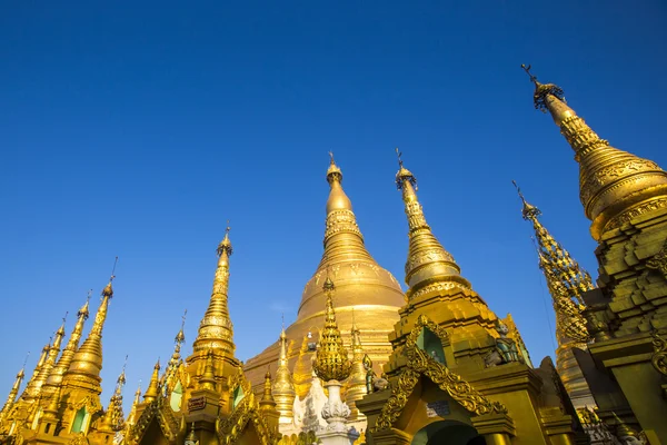 Shwedagon pagoda met blauwe hemel. Yangon. Myanmar of Birma. — Stockfoto