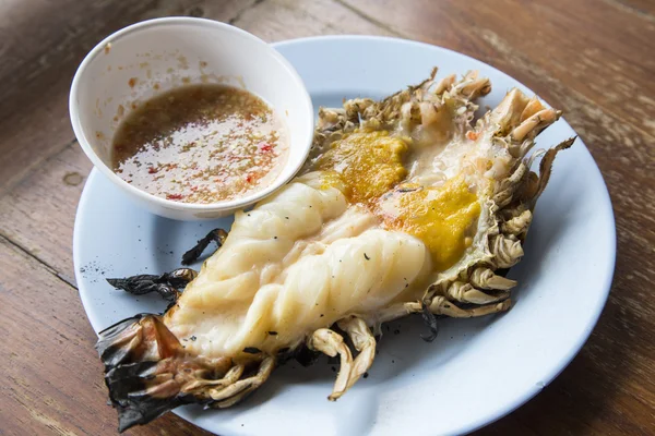 Langostino grande en el plato con salsa picante — Foto de Stock