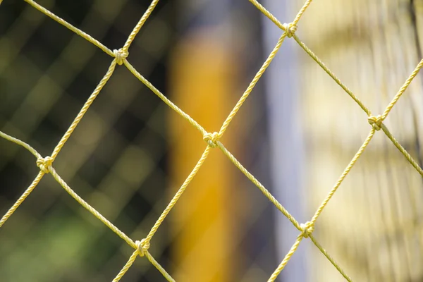 Fußballtornetz mit verschwommenem Hintergrund Stockbild