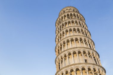Mavi gökyüzü ile Pisa Kulesi. Pisa, İtalya