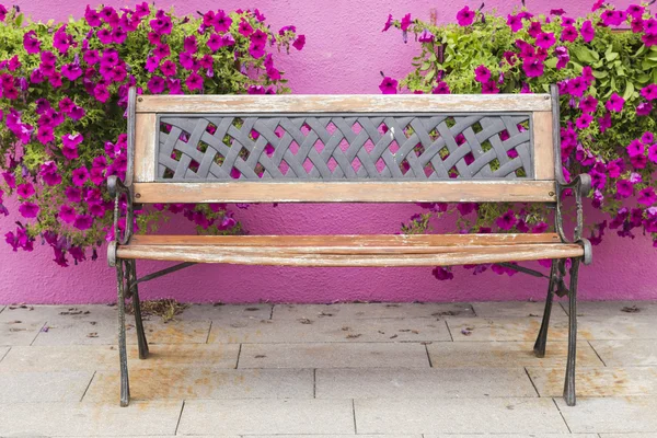 Chaise vintage colorée avec des fleurs derrière le style européen . — Photo