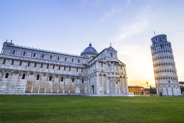 Pisa torony reggeli napfelkeltét. Pisa, Olaszország — Stock Fotó