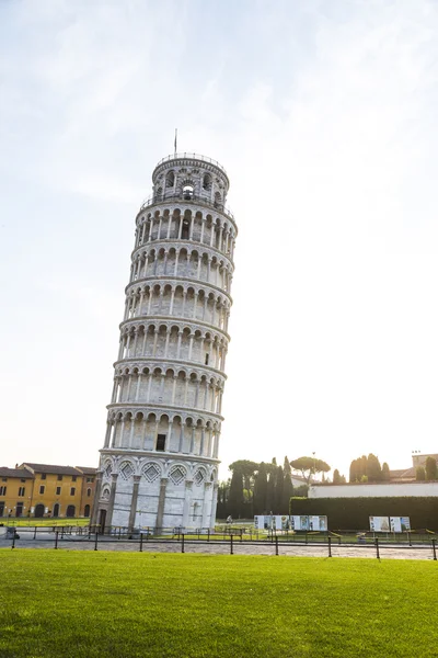 Mavi gökyüzü ile Pisa Kulesi. Pisa, İtalya — Stok fotoğraf