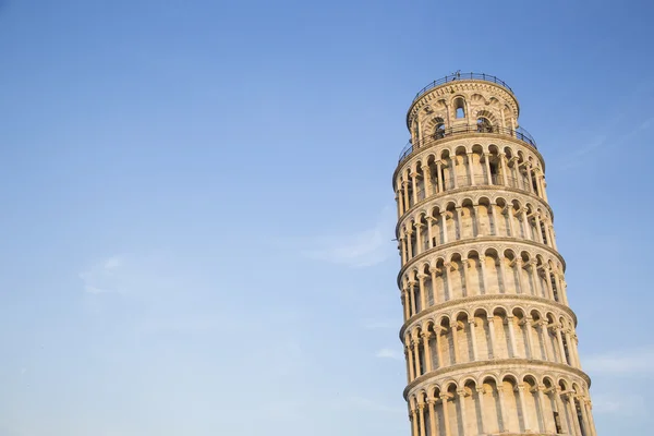 Věž v Pise s modrou oblohou. Pisa, Itálie — Stock fotografie