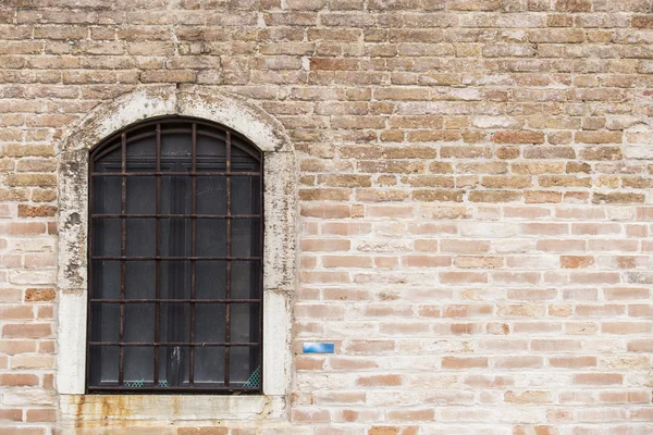 Staré vinobraní okno v Benátkách. Itálie — Stock fotografie