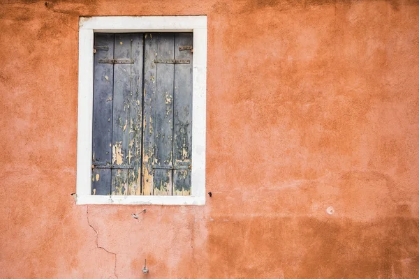 Oude vintage venster in Venetië. Italië — Stockfoto