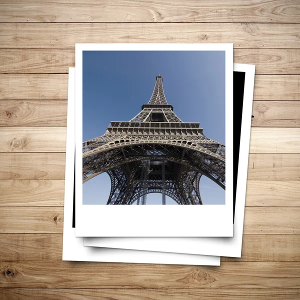 Torre Eiffel memoria sobre marco de fotos marrón madera tablón fondo — Foto de Stock