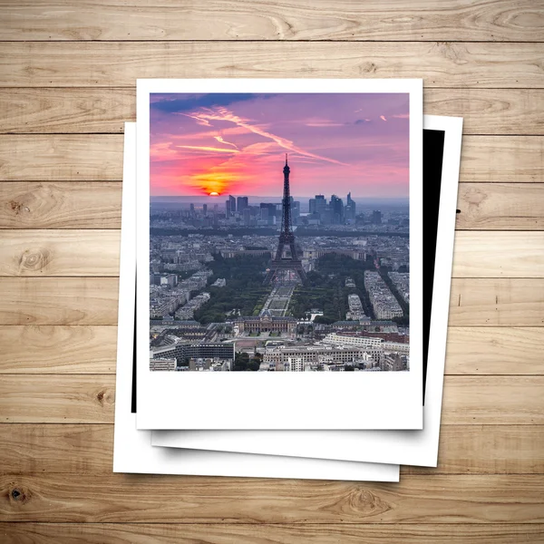 Eiffel Tower memory on photo frame brown wood plank background — Stock Photo, Image