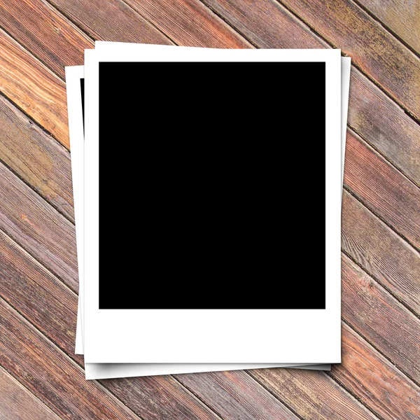 Lege fotolijstjes op bruin houten plank achtergrond — Stockfoto