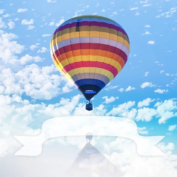 Hot air balloon on sea with cloud and blank ribbon for put text — Stock Photo, Image