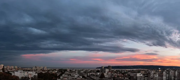 Nubes Grises Tormentosas Están Llegando Ciudad Costera Atardecer Panorama Cielo — Foto de Stock
