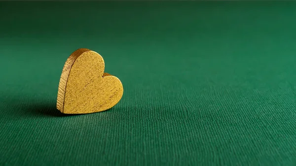 Χρυσή Καρδιά Αγίου Βαλεντίνου Κατά Υφή Μπουκάλι Πράσινο Φόντο Μακροεντολή — Φωτογραφία Αρχείου