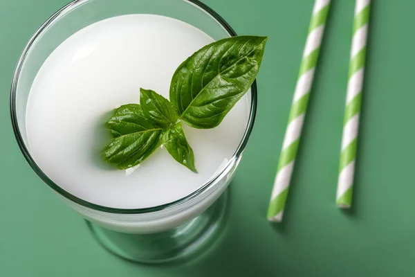 Gros Plan Cocktail Blanc Lait Avec Basilic Vert Frais Dans — Photo