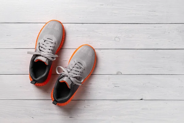 Textil Cipők Szürke Fapadlón Pár Stílusos Hálószövet Tréner Barázdált Narancs — Stock Fotó