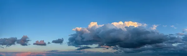 Flauschige Kumuluswolken Ziehen Langsam Tief Über Den Horizont Den Klaren — Stockfoto