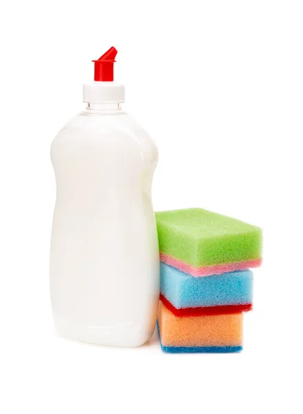 白色洗碗液在一个透明的塑料瓶和三个彩色泡沫海绵隔离在白色的背景 厨房洗涤剂 家用化学品 — 图库照片