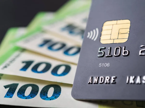 銀行のチャージカードは100ユーロ紙幣マクロ以上 チップと非接触決済技術とブラッククレジットカード 現金の引き出しやサービスや商品の支払いのためのデビットカード Dof — ストック写真