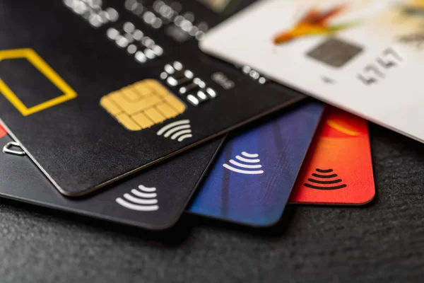 Poche Carte Credito Sfondo Nero Carte Credito Con Tecnologia Pagamento — Foto Stock