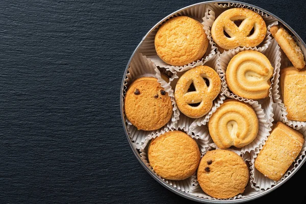 Set Crispy Shortbread Biscuits Open Tin Black Slate Surface Tasty — Stock Photo, Image