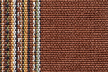 Fotokopi alanı olan kahverengi tekstil arka planı. Beyaz, sarı, yeşil ve siyah renklerden oluşan düz dokuma kumaşı. Tasarım elementi için renkli kumaş dokusu. Solak ve warp. Ön görünüm.