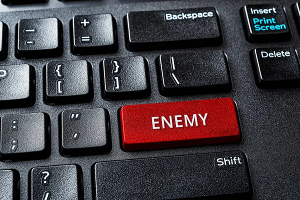 Masaüstü Bilgisayar Klavyesinin Kırmızı Tuşundaki Düşman Kelimesi Dizüstü Bilgisayar Anahtarı — Stok fotoğraf