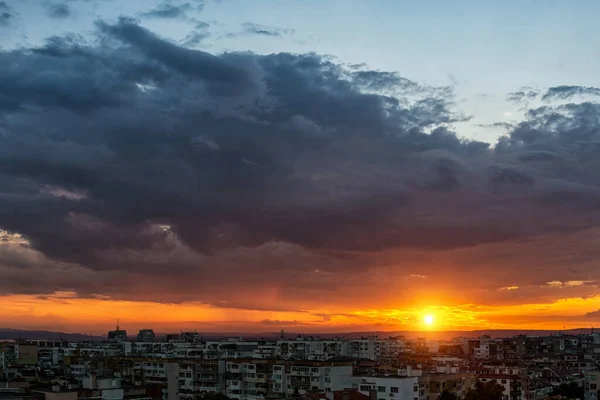 Sunset Multi Storey Residential District Setting Sun Low Horizon While — Foto de Stock