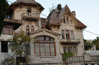 eski yıkık eski ev