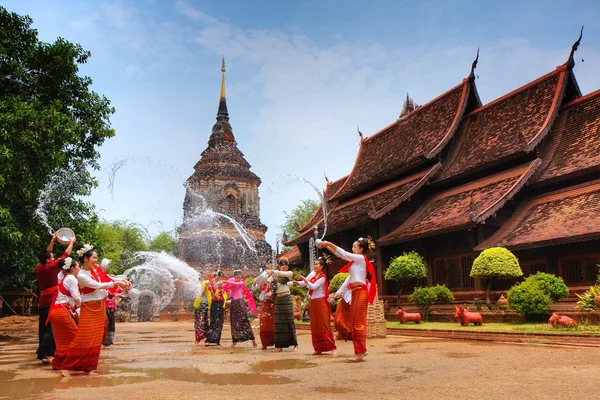 Celebrando Songkran como um festival budista — Fotografia de Stock